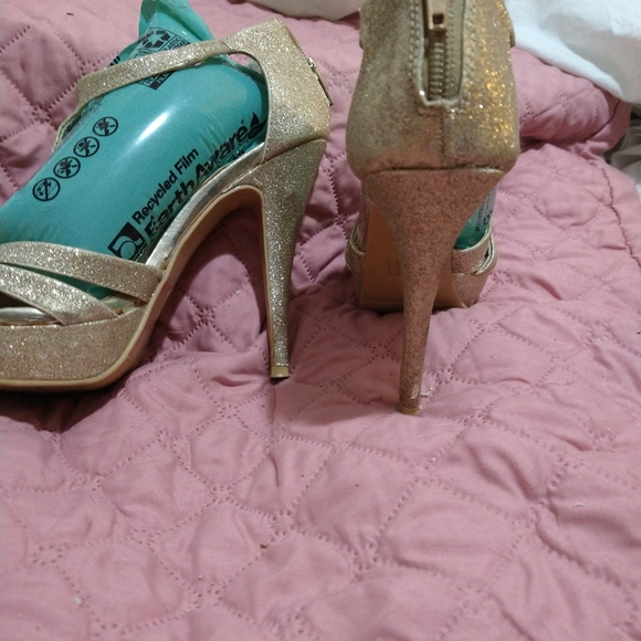 Gold heels - Picture 4 of 4